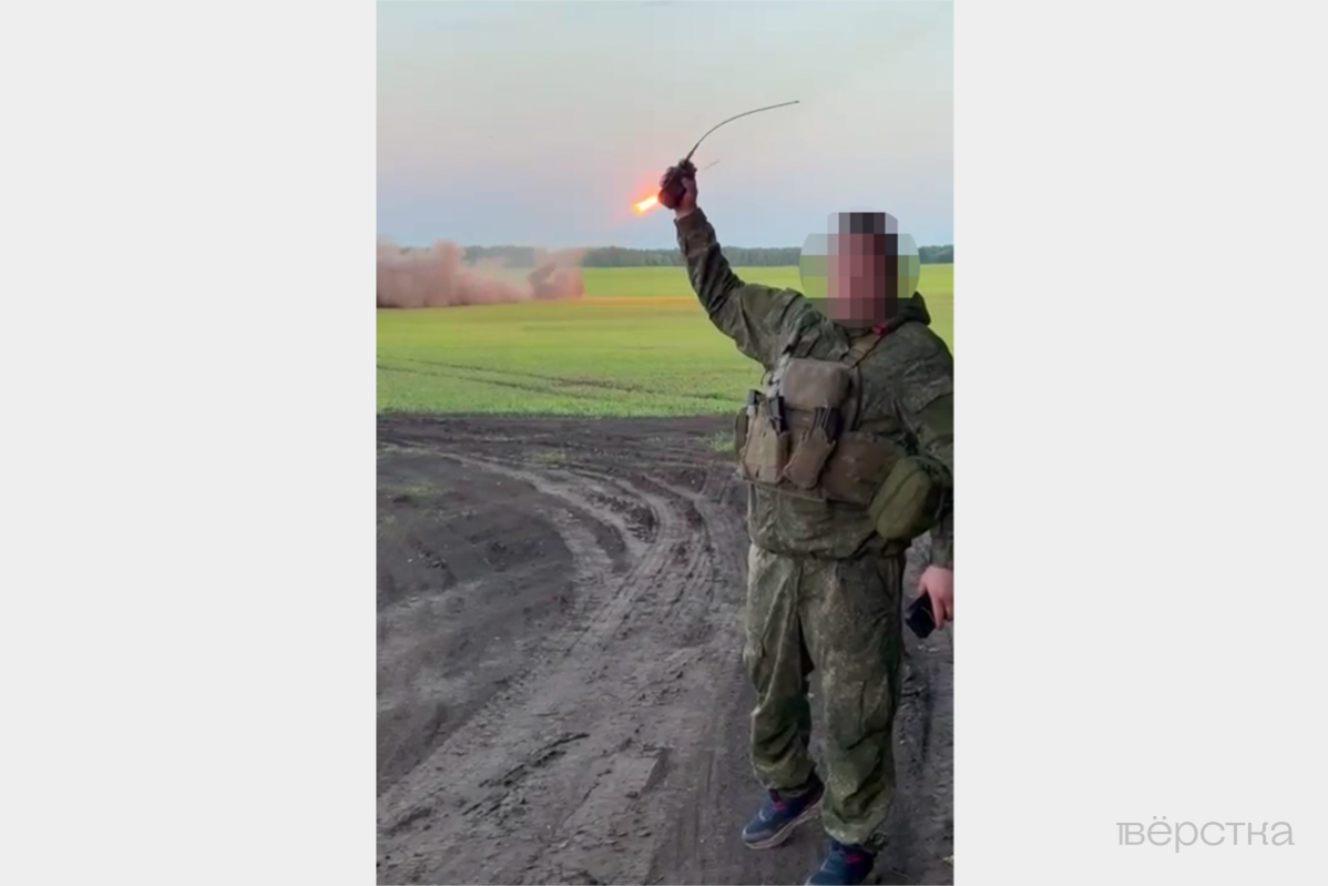 Военный с заблюренным лицом с криком «За «Лесту» дает команду к залпу из орудий