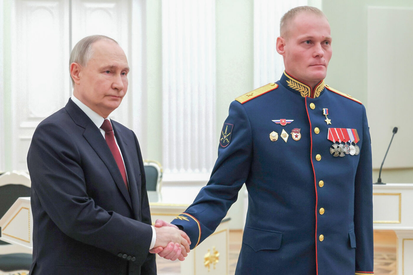 Путин во время вручения генерал-майору Андрею Буйлову награды Герой России