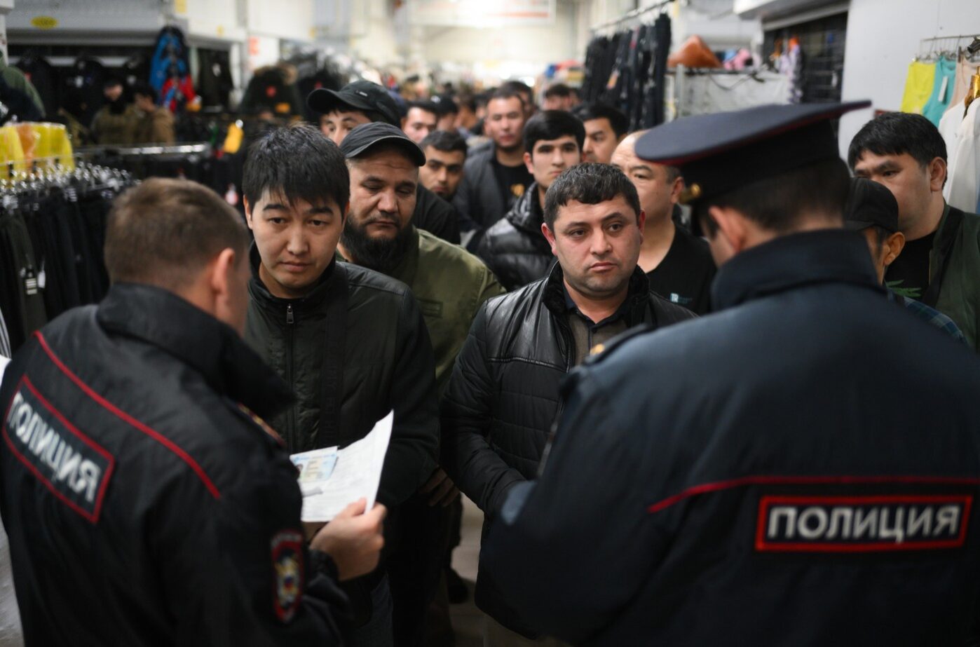 Сотрудники полиции проверяют документы у работников торгового центра в ходе рейда по обеспечению соблюдения правил воинского учёта в Новосибирске