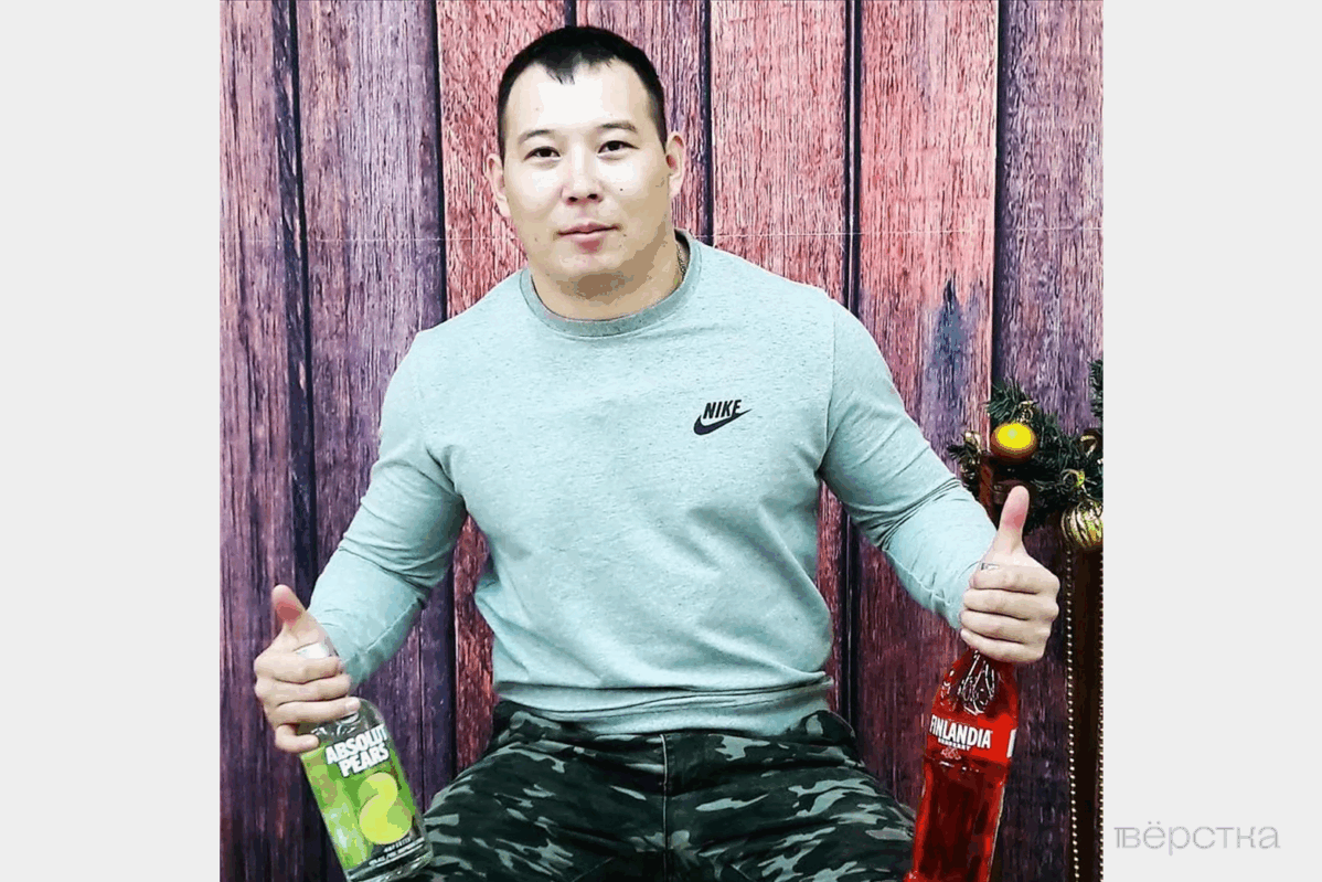 Из прифронтовых районов уезжают местные юноши. Зато там много военных. С ними заводят отношения местные школьницы, однако эти связи заканчиваются не всегда хорошо