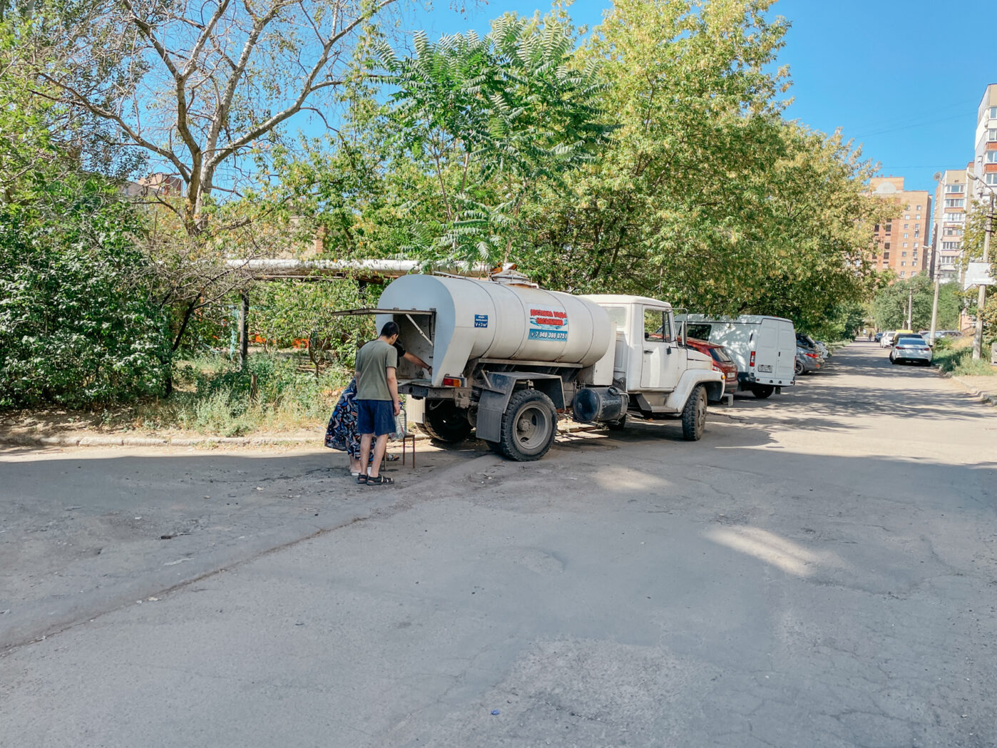 Из-за проблем с водоснабжением в Донецке воду иногда приходится покупать