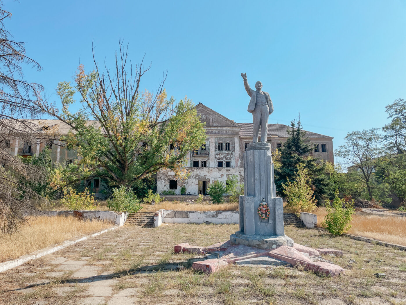 Памятник Ленину и заброшенное здание в Зугрэсе Донецкой области