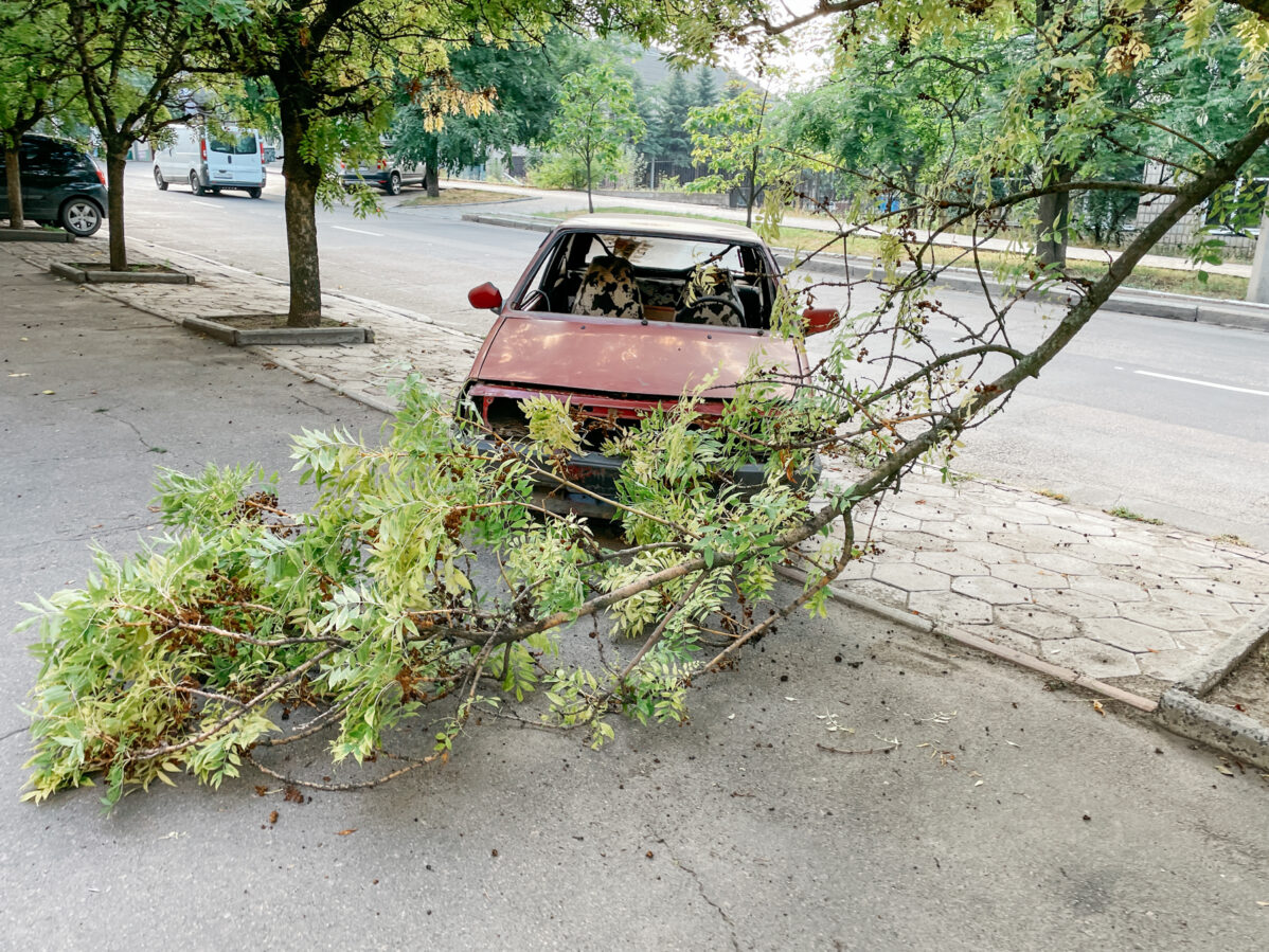 Брошенный автомобиль на улице в Донецке