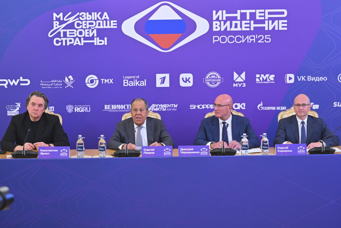 Константин Эрнст (слева направо), министр иностранных дел России Сергей Лавров, Дмитрий Чернышенко и Сергей Кириенко выступают на пресс-конференции перед конкурсом «Интервидение» в Москве