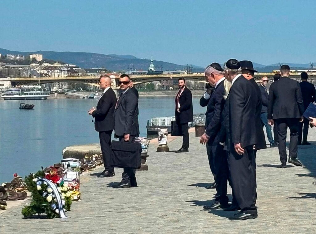 Израильский премьер Беньямин Нетаньяху около памятника жертвам Холокоста в Будапеште. 4 апреля 2025