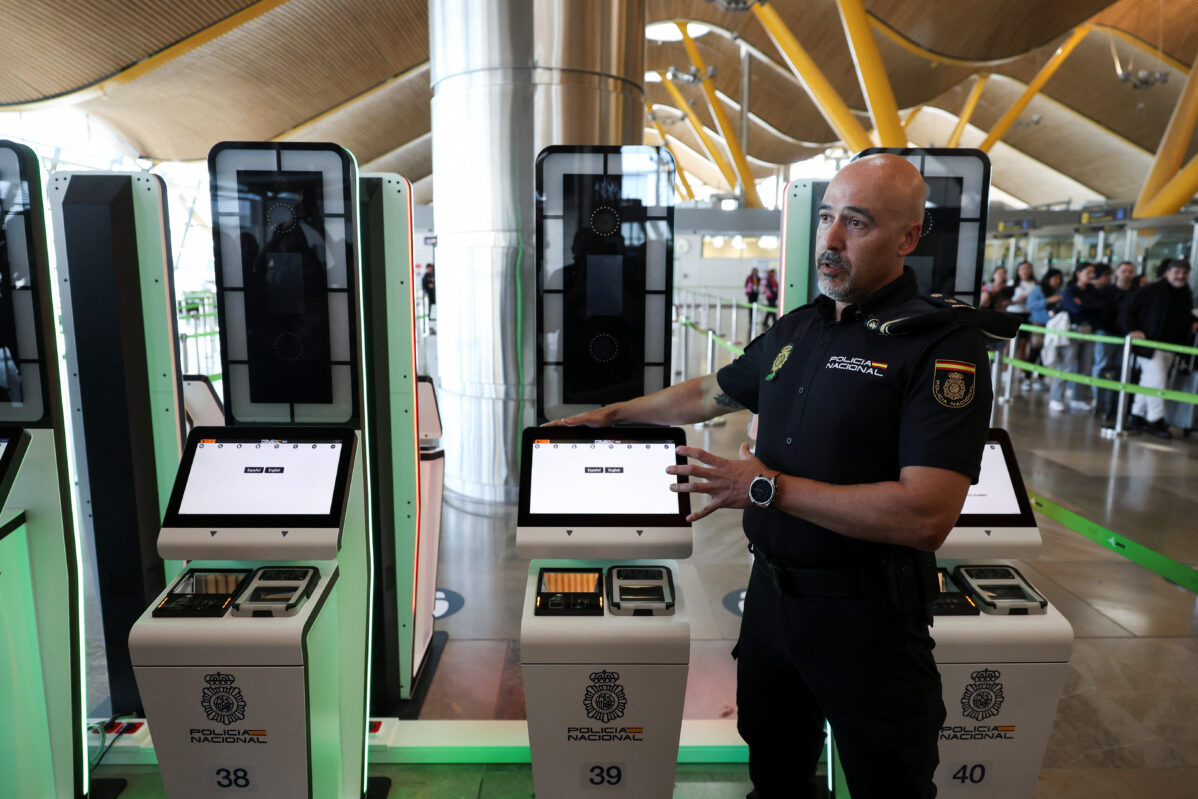 Страны Шенгенской зоны отказываются от штампов и переходят на биометрию. Как работает новая система EES