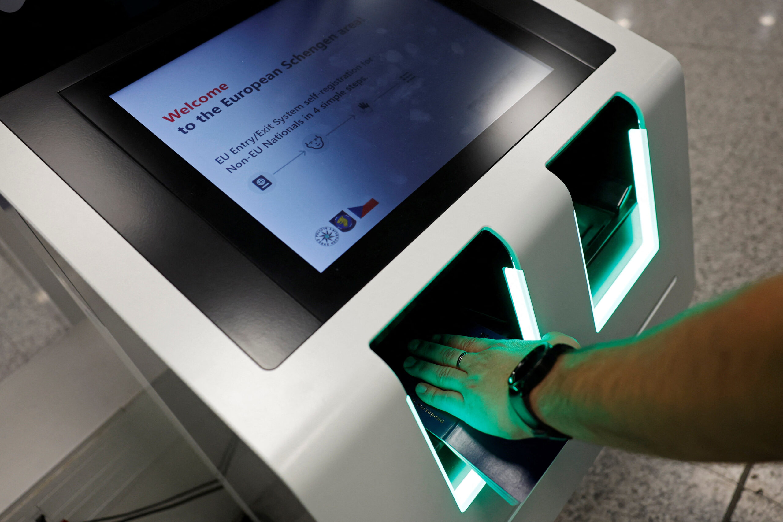 Страны Шенгенской зоны отказываются от штампов и переходят на биометрию. Как работает новая система EES