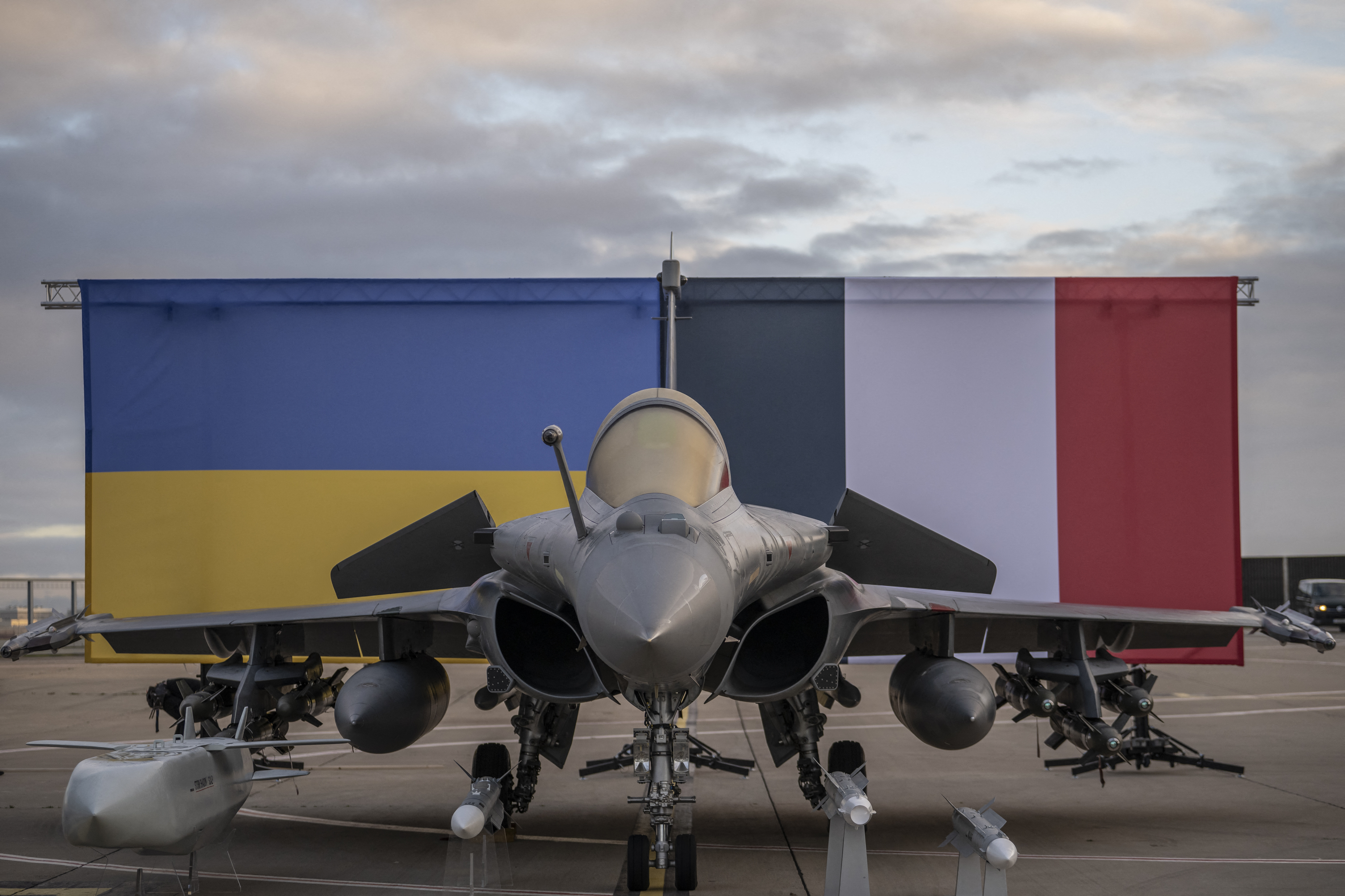 Франция и Украина подписали соглашение о поставках Киеву истребителей Rafale