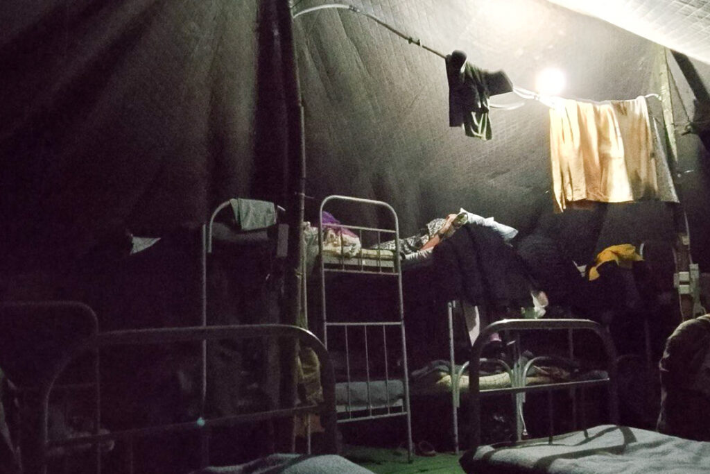 Палатка для самовольно оставивших часть военнослужащих на территории воинской части ПВО под Новороссийском, куда посадили Владимира Бернгардта после задержания