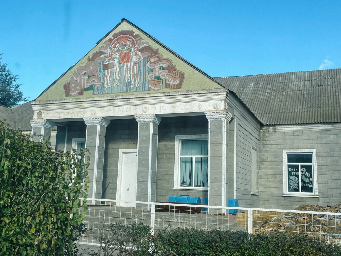 Рынок и районная больница — одни из немногих мест в Каланчаке, где продолжается жизнь после оккупации