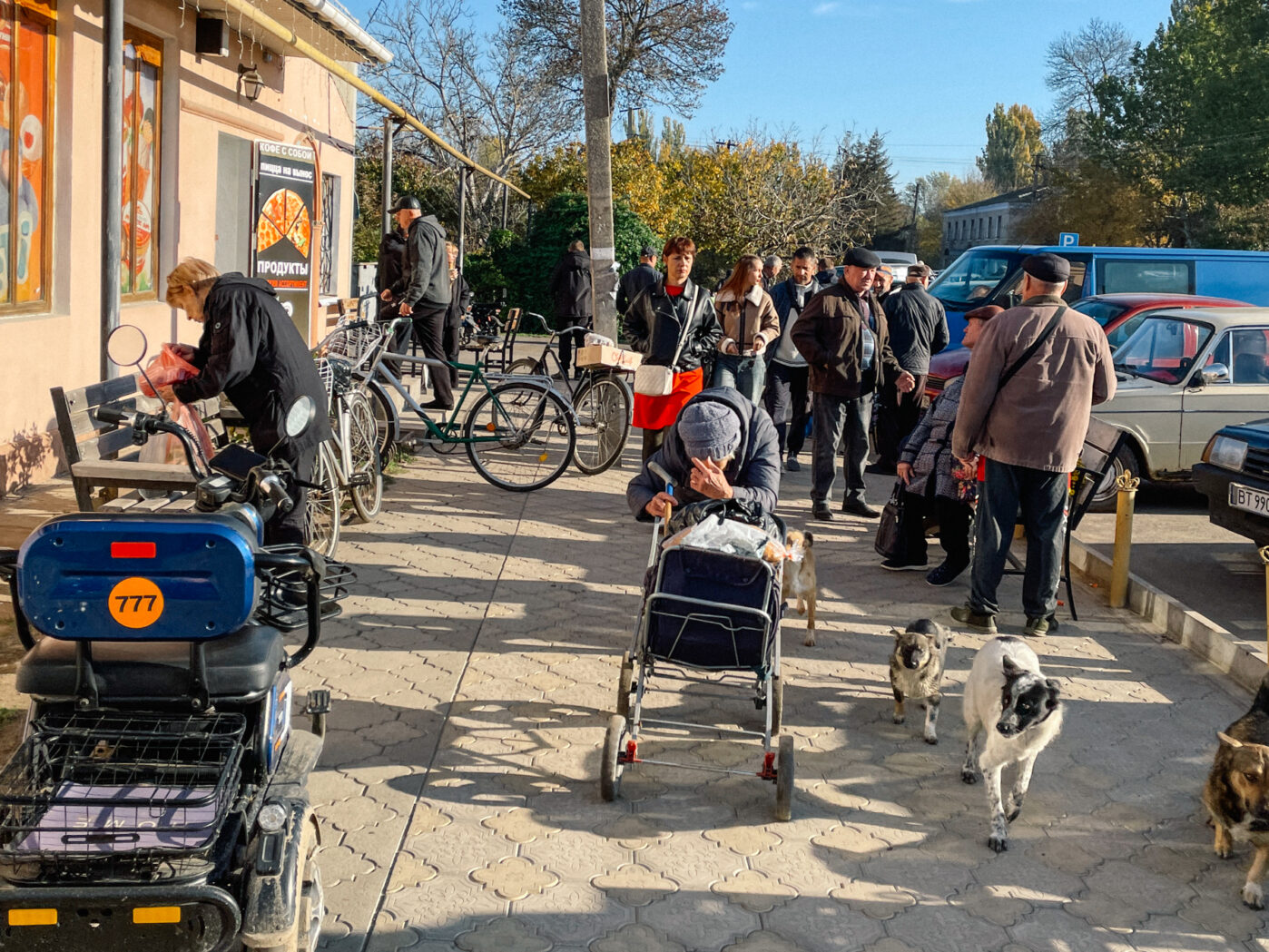 Рынок и районная больница — одни из немногих мест в Каланчаке, где продолжается жизнь после оккупации