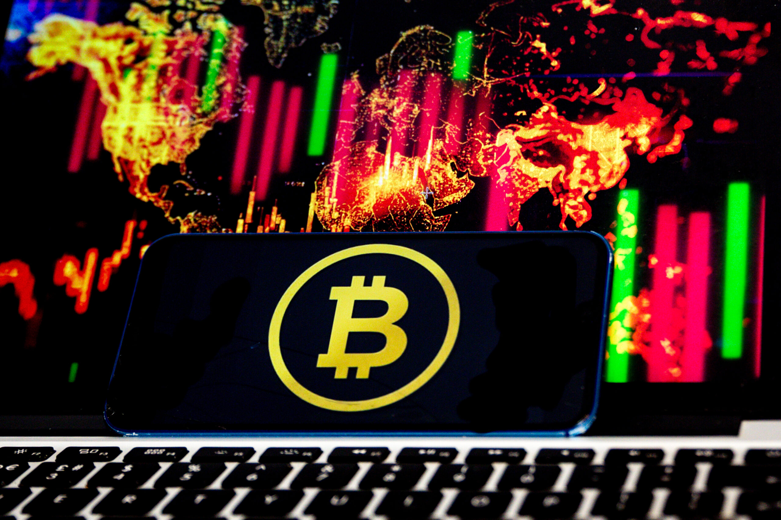 Биткоин опустился к апрельским значениям, «эфир» теряет более четверти стоимости за месяц, а крипто-фонды фиксируют крупнейшие оттоки за год