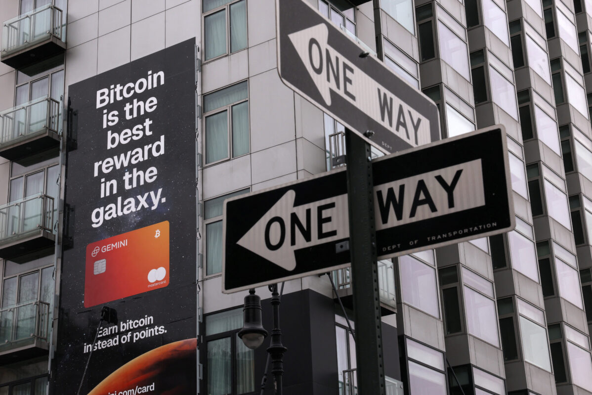 Биткоин опустился к апрельским значениям, «эфир» теряет более четверти стоимости за месяц, а крипто-фонды фиксируют крупнейшие оттоки за год