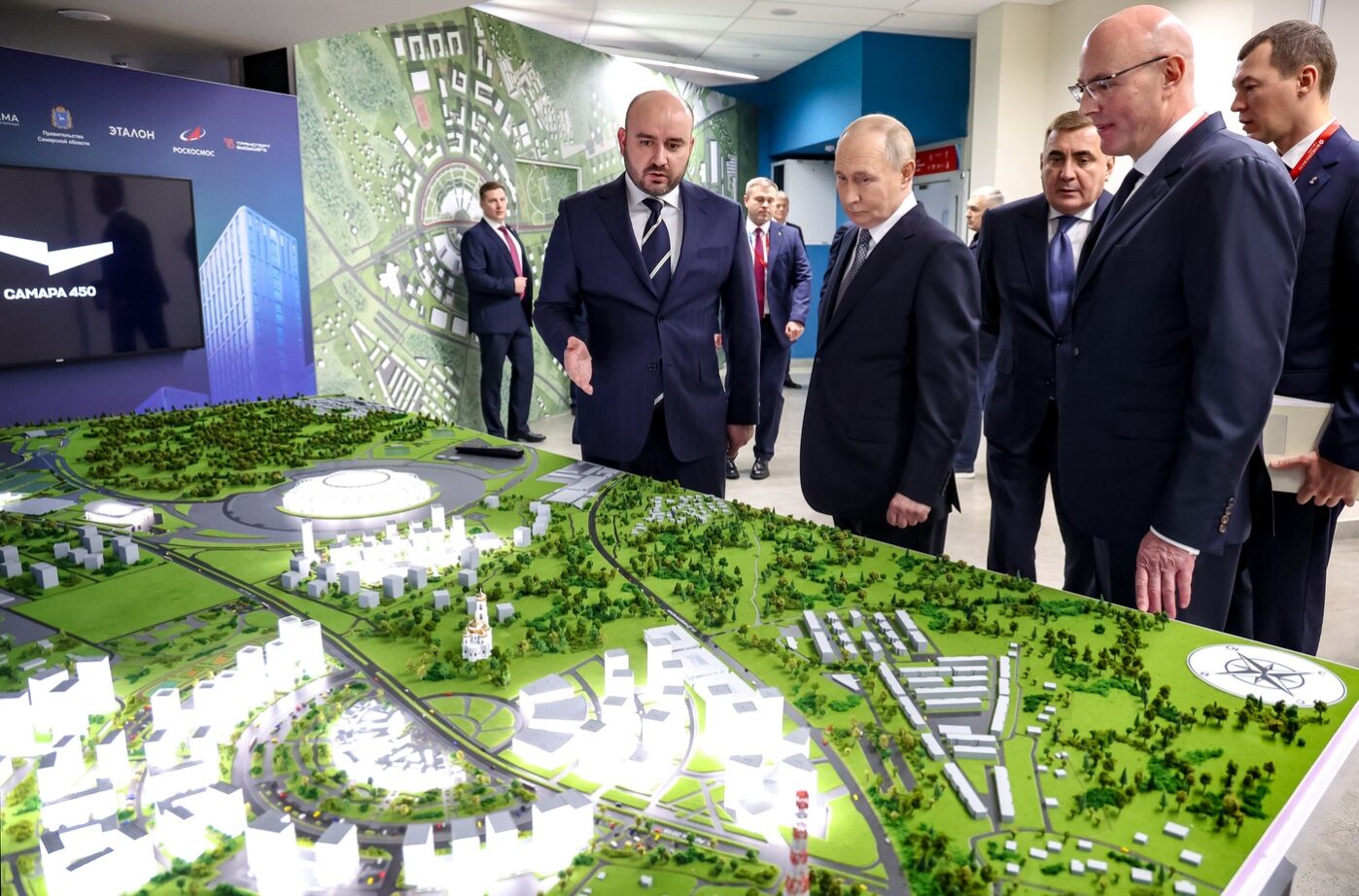 Владимир Путин в сопровождении губернатора Самарской области Вячеслава Федорищева знакомится с проектом демонстрационного и образовательного центра адаптивных видов спорта в Самаре