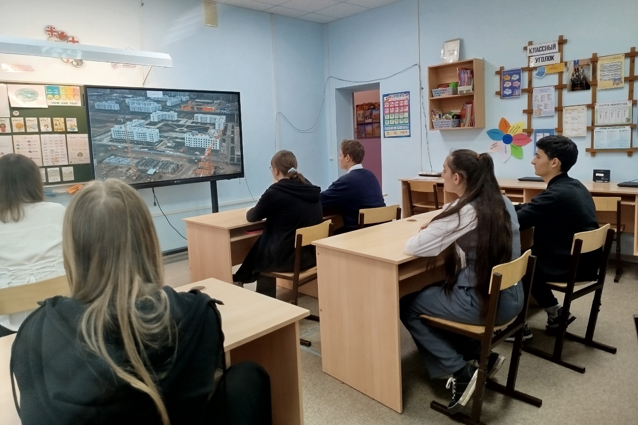 В школах показали фильм о российских строителях в оккупированных украинских городах «Строители мира»