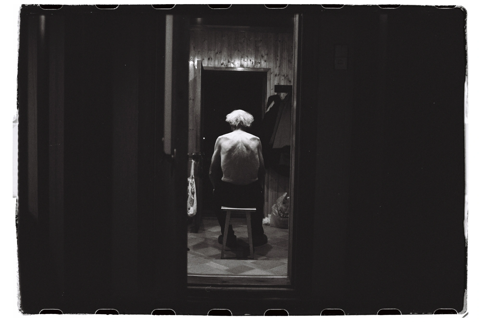 Фотопроект о болезни Альцгеймера у близкого человека: с какими трудностями сталкивается человек, ухаживающий за больным