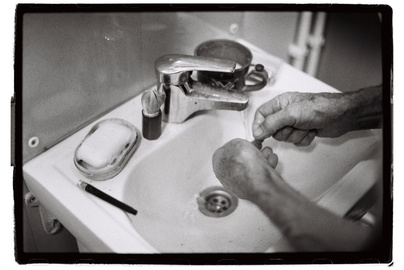 Фотограф Владимир Аверин в фотопроекте о болезни Альцгеймера у близкого человека рассказывает, с какими трудностями сталкивается человек, ухаживающий за больным