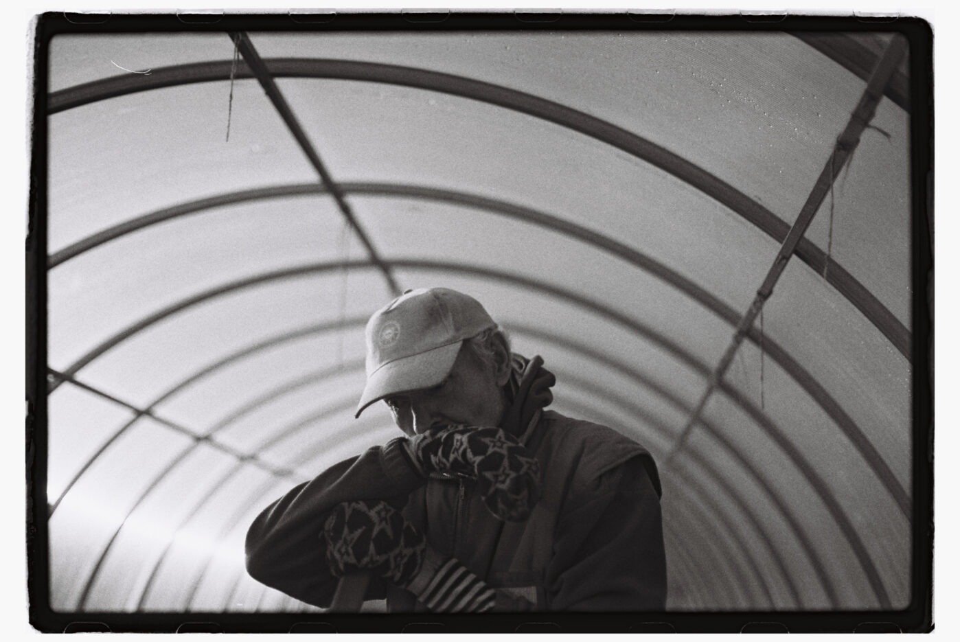 Фотограф Владимир Аверин в фотопроекте о болезни Альцгеймера у близкого человека рассказывает, с какими трудностями сталкивается человек, ухаживающий за больным