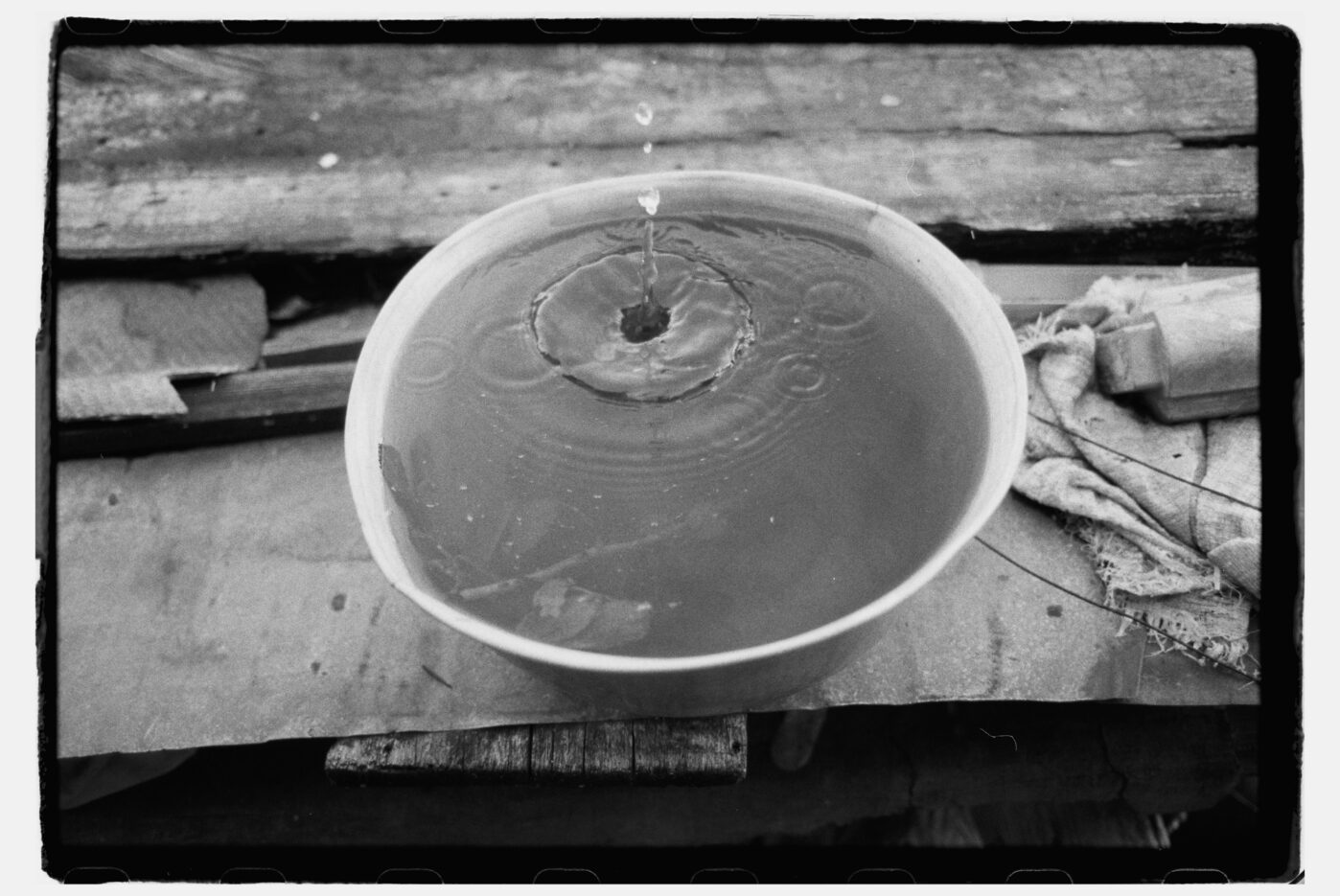 Фотограф Владимир Аверин в фотопроекте о болезни Альцгеймера у близкого человека рассказывает, с какими трудностями сталкивается человек, ухаживающий за больным